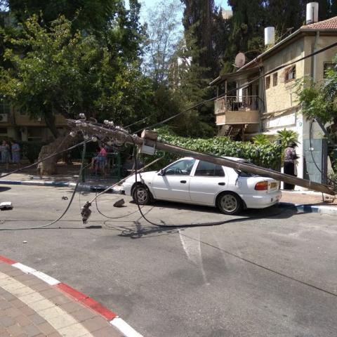 הפסקת חשמל ברחובות סמילנסקי ואחד העם בעקבות פגיעת משאית בקו חשמל - חדשות בפתח תקווה