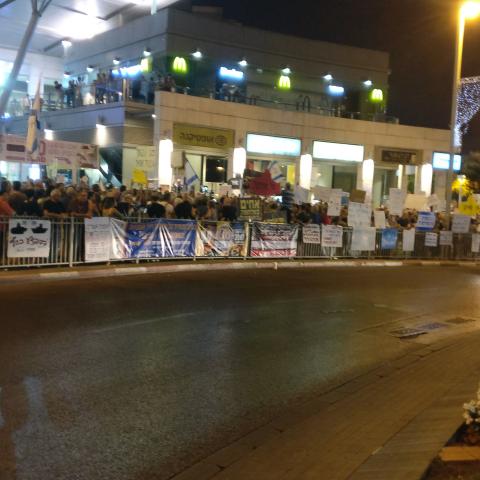 מני נפתלי בהפגנה ללא מערכת הגברה אמש בכיכר גורן: "לא מדובר רק בארוחות וחמגשיות" - חדשות בפתח תקווה