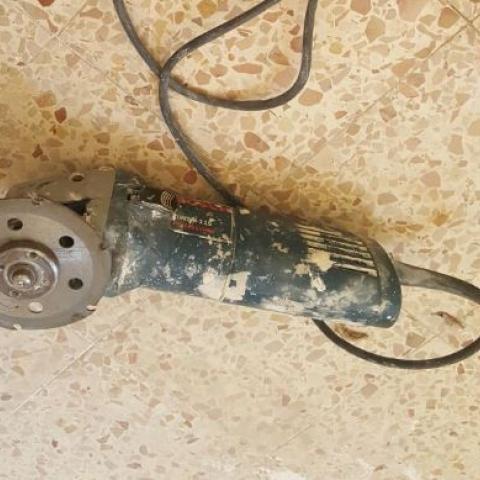 פועל נחתך מדיסק חשמלי תוך כדי עבודות שיפוצים בבניין מגורים ברחוב הרצוג - חדשות בפתח תקווה