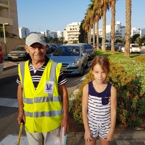 ילדים זהב למען זה"ב: מתנדבים ותלמידי בית ספר אהוד מנור פועלים בפרויקט מוצלח ומבורך - "עוגה ותודה". - מעשים טובים בפתח תקווה