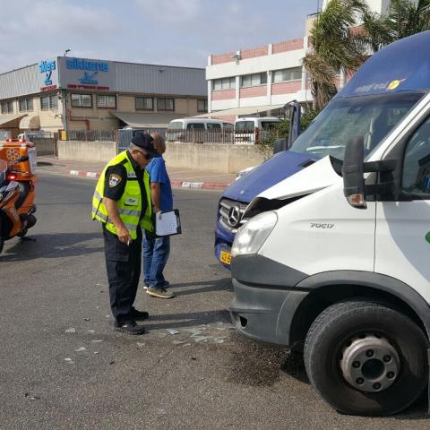 4 פצועות קל בתאונת דרכים בין רכב הסעות למשאית ברחוב נחשון - חדשות בפתח תקווה