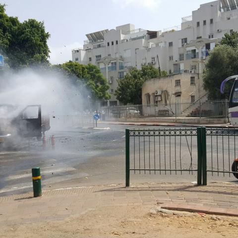 רכב עלה באש סמוך לגן ילדים בשכונת הדר גנים - ללא נפגעים - חדשות בפתח תקווה
