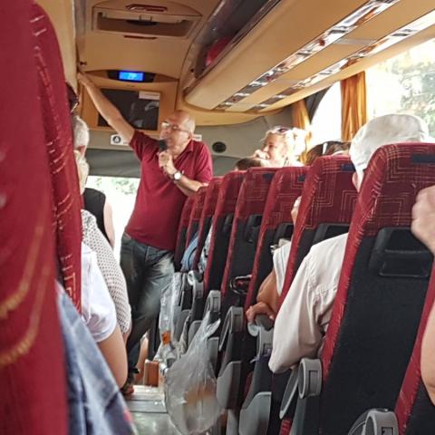 ראש העיר מדריך גמלאים על ההשקעות בעיר. - חדשות בפתח תקווה