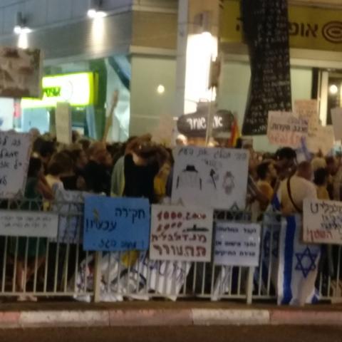 במוצ"ש בכיכר גורן: המפגינים ממשיכים להפגין בנחישות נגד היועמ"ש, נגד השחיתות ובעד הדמוקרטיה - חדשות בפתח תקווה