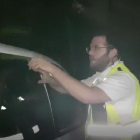 פעוט כבן שנה וחצי ננעל ברכב וחולץ ללא פגע ברחוב חיים כהן - צפו בסרטון - חדשות בפתח תקווה