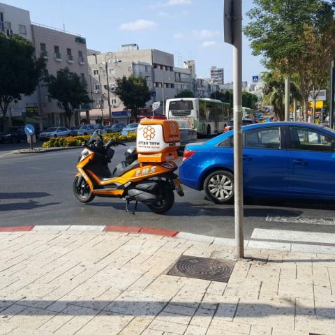 רוכב אופניים נפצע באורח בינוני ונחבל בראשו מפגיעת רכב ברחוב העלייה השנייה - חדשות בפתח תקווה