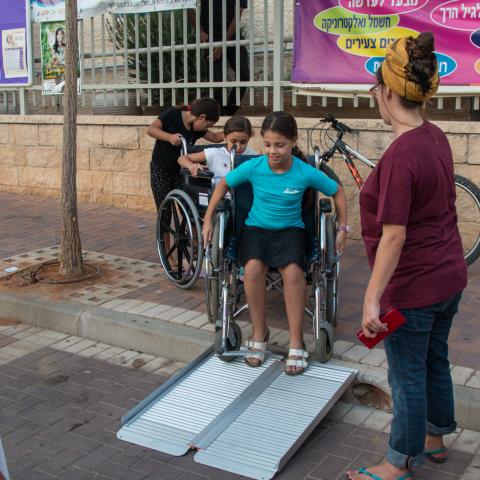 כל אחד הוא מיוחד - הפנינג להעלאת המודעות לאחר ולשונה - חינוך בפתח תקווה
