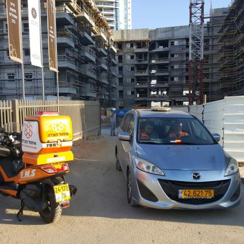 פועל נפל מסולם ברח' הראשונים בפתח תקוה - מצבו בינוני - חדשות בפתח תקווה