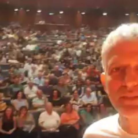 כשאיירון מן מציע נישואין לשיננית: רשף לוי הצחיק את הקהל בפתח תקווה - תרבות ופנאי בפתח תקווה