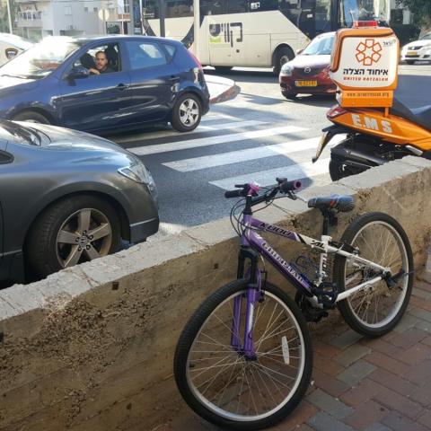 נערה הולכת רגל נפגעה מאופניים ברחוב שטמפפר פינת חנקין - חדשות בפתח תקווה