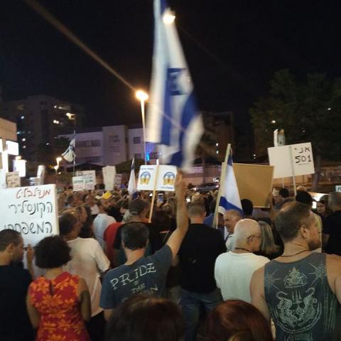 ההפגנה ה-46 במספר נגד היועמ"ש-מני נפתלי התעמת עם מפגין שמתעמר בו מידי שבוע - חדשות בפתח תקווה