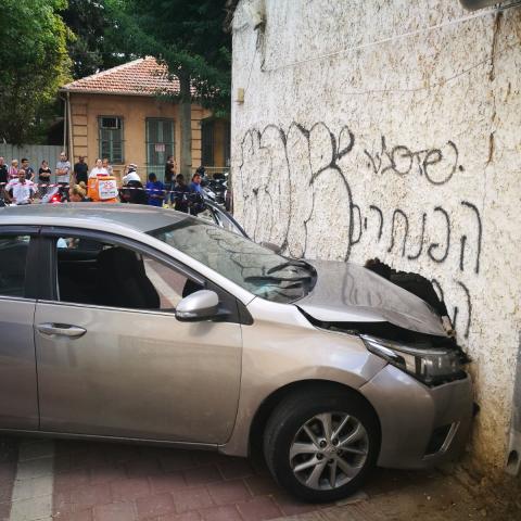 הולכת רגל נפצעה באורח בינוני לאחר שנפגעה מרכב שעלה על מדרכה ברחוב פינסקר - חדשות בפתח תקווה