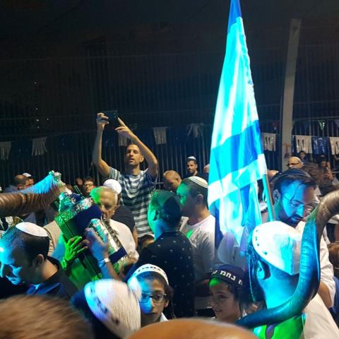  שי, דב ואור דאגו לשמחה ולתורה בשמחת תורה (סרטון) - קהילות בפתח תקווה