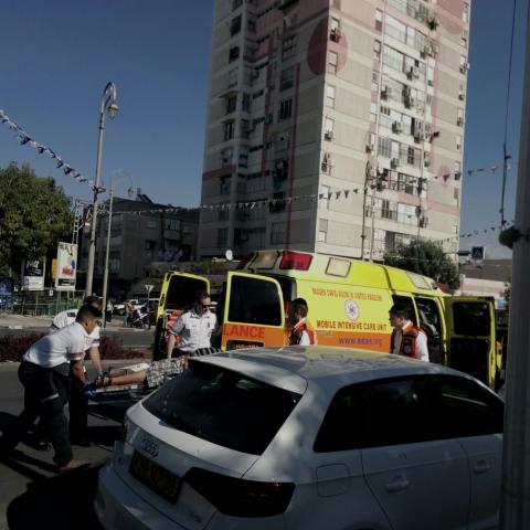 אדם התמוטט ואיבד את ההכרה ברחוב חיים עוזר - חדשות בפתח תקווה