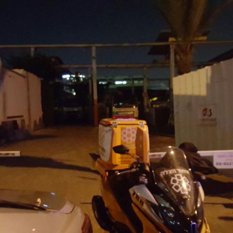 פועל נפצע בינוני תוך כדי עבודתו על גג מבנה ברחוב השחם - חדשות בפתח תקווה