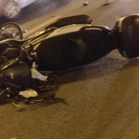 רוכב אופניים חשמליים ורוכב אופנוע נפצעו באורח בינוני בתאונה בכביש 40 בין צומת סגולה לצומת ירקונים - חדשות בפתח תקווה