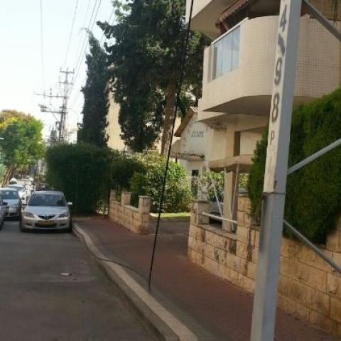 הפסקת חשמל ברחובות ביאליק וברחובות הסמוכים לו בשל כבל חשמל שנקרע ונותר זרוק - חדשות בפתח תקווה