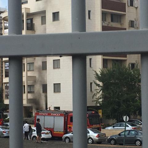 שריפה פרצה בבניין מגורים ברחוב ליפשיץ פינת רחוב וויצמן - חדשות בפתח תקווה