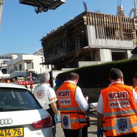  פועל נפצע לאחר שנפל מגובה באתר בנייה ברח'  העצמאות בפתח תקווה - חדשות בפתח תקווה