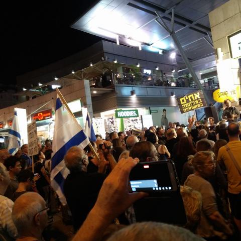 העיתונאי ירמי שיק בלום: "המקום הזה הוא בית ספר לדמוקרטיה, המקום הזה זה בית ספר לאזרחות". - חדשות בפתח תקווה