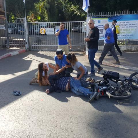 רוכב אופניים חשמליים נפצע באורח בינוני מפגיעת משאית ברחוב הרצוג - חדשות בפתח תקווה