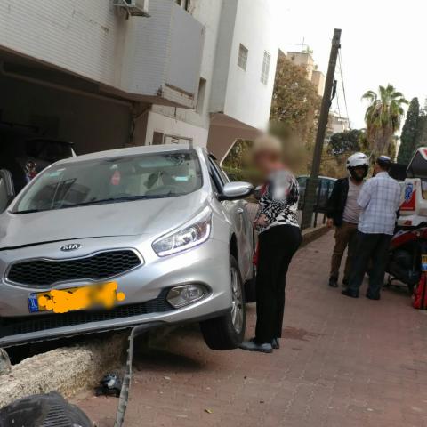 נהג נפצע קל בתאונת דרכים ברחוב רוטשילד - חדשות בפתח תקווה