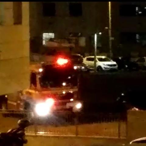 הילדה סירבה לרדת ממתקן המשחקים ואמרה שתרד רק אם יזמינו כיבוי אש – אז הזמינו. - חדשות בפתח תקווה