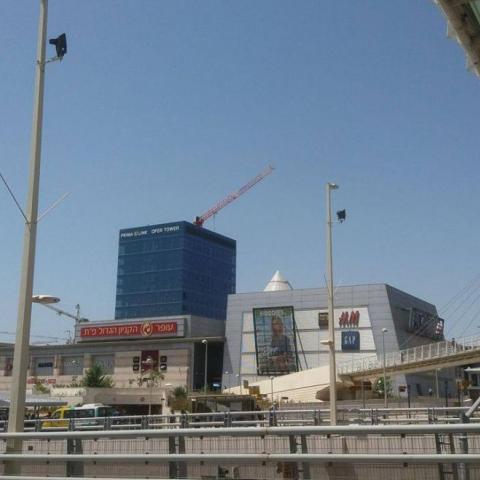 הקניון הגדול (אבנת) בפתח תקווה נפתח בניגוד להנחיות, המשטרה הזהירה וסגרה את החנויות שנפתחו - חדשות בפתח תקווה