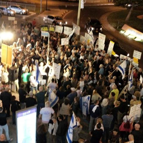 יום הולדת שנה למחאה - הפגנות מול בית היועמ"ש - חדשות בפתח תקווה