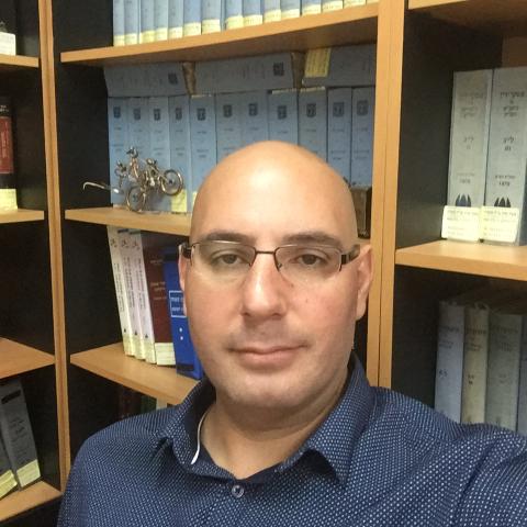 העליל על עובד עירייה שקיבל שוחד ונאלץ להתנצל ולשלם לו 10,000 ₪ - חדשות בפתח תקווה