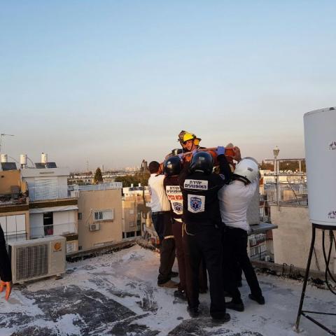 נער בן 17 מפתח תקווה נפל מגג מבנה בחולון בשעה שצילם סרט עם חבריו - חדשות בפתח תקווה