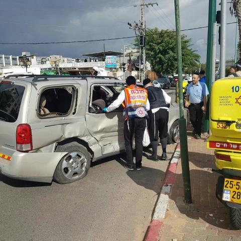 נהגת רכב נפצעה קל בתאונת דרכים ברחוב עמל פינת היצירה - חדשות בפתח תקווה