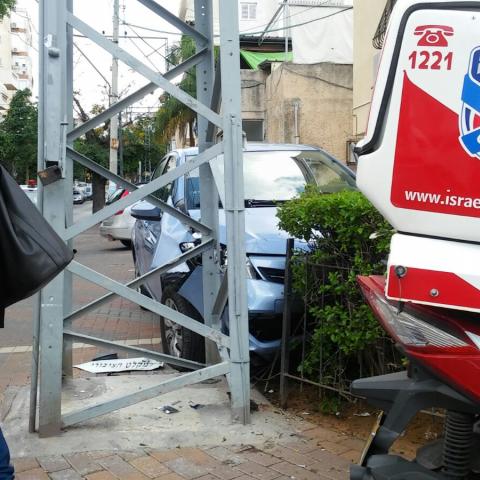 רכב התנגש בעמוד חשמל ברחוב טרומפלדור - חדשות בפתח תקווה