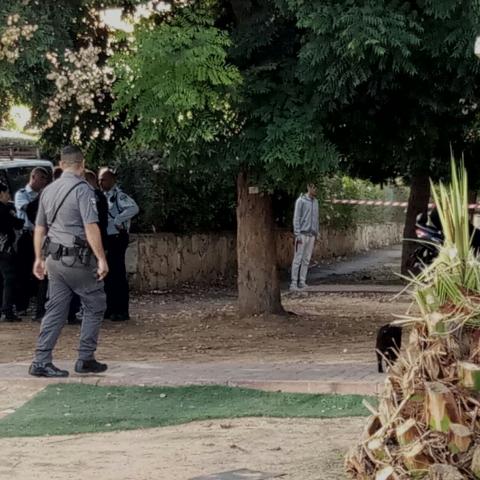 אופנוע עולה באש ברחוב קרול - נבדק חשד להצתה (סרטונים) - חדשות בפתח תקווה
