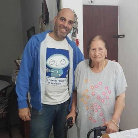 אייל בעל חנות מפ"ת החזיר לאישה את התיק שנגנב ולא הסתפק בכך:  "אמרתי לעצמי – אני חייב לעשות לה טוב." - מעשים טובים בפתח תקווה