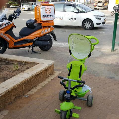 פעוט בן שנה וחצי נפצע בינוני מפגיעת מונית ברחוב קלישר בפתח תקווה - חדשות בפתח תקווה