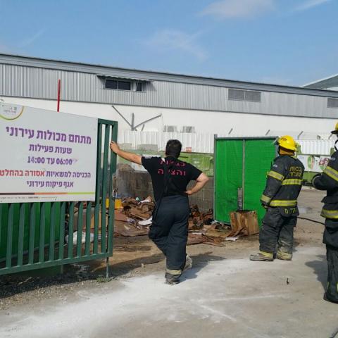 שריפה פרצה במתקן קרטונים באזור תעשייה סגולה - חדשות בפתח תקווה