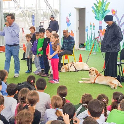 תלמידי פאול קור נפגשו עם עיוורים וכלבי הנחייה שלהם - חינוך בפתח תקווה