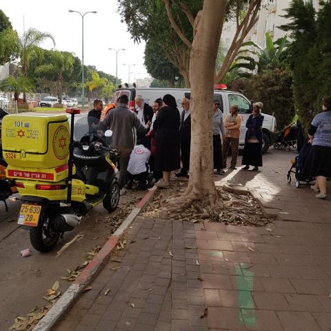 ילד בן 3 נפצע מפגיעת רכב ברחוב מנחם בגין בפתח תקווה - חדשות בפתח תקווה