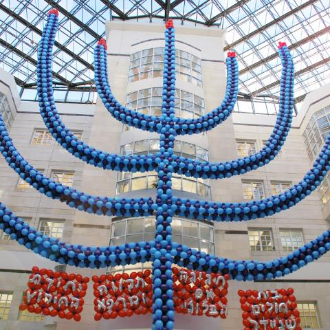 מעשה ב-15,000 בלונים - החנוכייה לילדי שניידר - בריאות בפתח תקווה
