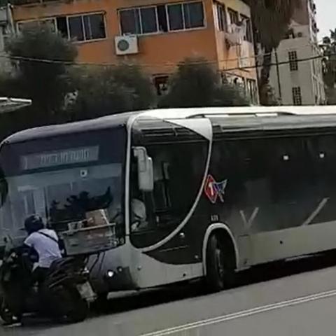 למזלנו נהג האוטובוס התאפק - צפו בסרטון - חדשות בפתח תקווה