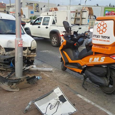 נהג רכב התנגש ברמזור בצומת גנים - חדשות בפתח תקווה