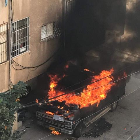 גבר נפצע בינוני בשריפת רכב עם מעורבות בלוני גז בחניית בניין מגורים ברחוב הנשיאים - צפו בסרטון - חדשות בפתח תקווה