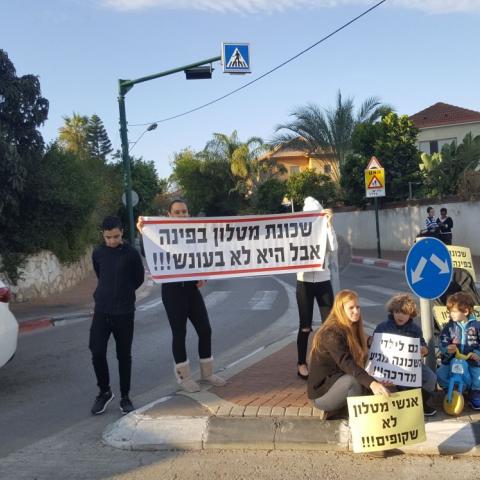  תושבי קרית מטלון מפגינים שוב: "שכונת מטלון בפינה, אבל היא לא בעונש" - חדשות בפתח תקווה