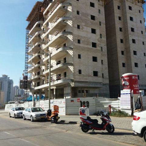 פועל נפצע בינוני לאחר שנפל מגובה באתר בניה ברחוב אריה בראון - חדשות בפתח תקווה