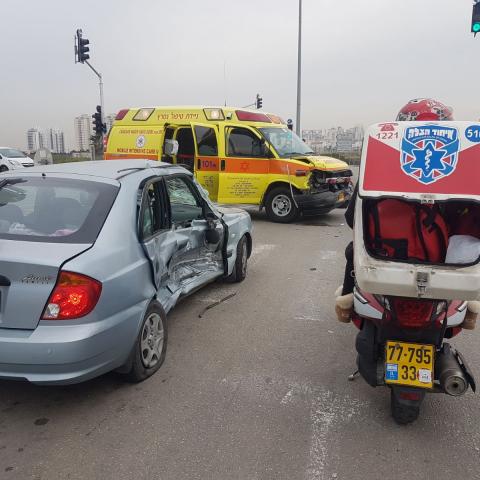 בכניסה לבית עלמין ירקון, אמבולנס התנגש ברכב - לא טעות - חדשות בפתח תקווה