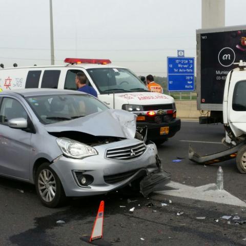 פצוע בינוני ופצועה קל בתאונת דרכים סמוך לצומת הכניסה לבית עלמין ירקון - חדשות בפתח תקווה