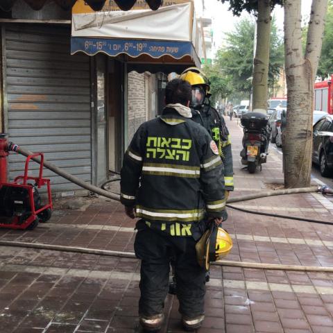 שריפה במבנה נטוש ברחוב פינסקר - חדשות בפתח תקווה