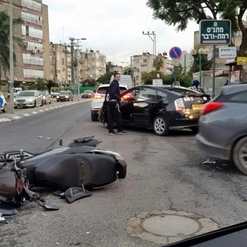 רוכב אופנוע נפצע בינוני מפגיעת רכב ברחוב המפלסים בפתח תקווה - חדשות בפתח תקווה