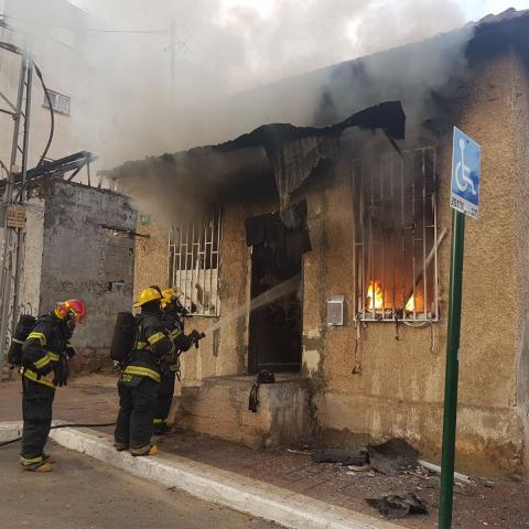 שריפה במבנה נטוש ברחוב פינסקר - חדשות בפתח תקווה